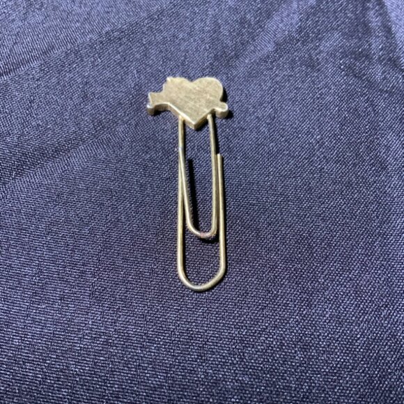 Vtg. Gold Filled “Mom” Bible/Book Page Pin (Br)‎ - Picture 2 of 2